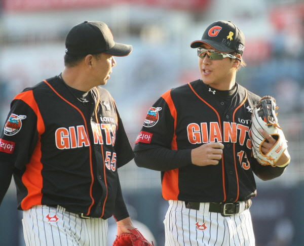 김사율 투수앞 땅볼을 처리하는 모습